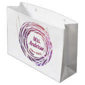 Mrs name pink mauve border since year wedding brid große geschenktüte (Rückseite Schrägansicht)