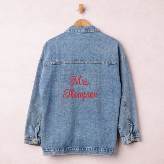 Mrs. Name rote Schrift Jeansjacke (Hangar)