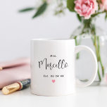Mrs. Personalisiert Black Script Nachname Wedding Kaffeetasse<br><div class="desc">Angepasste Tasse für ihre Features moderne schwarze Schrift-Text,  die mit dem verheirateten Nachnamen der Braut personalisiert werden kann und etabliert Hochzeitstermin. Enthält einen niedlichen rosa Herzinfarkt. Schenkt der neu verheirateten Frau ein besonderes Geschenk!</div>