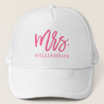 Mrs. Script Personalisiert Truckerkappe<br><div class="desc">Zeigt euren neuen Nachnamen mit diesem hübschen Hut mit einem modernen Pinselskript in heißen Rosa an.</div>