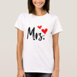 Mrs. T - Shirt - Niedliche Ehefrau Geschenke mit R<br><div class="desc">Zeigen Sie mit diesem bezaubernden T - Shirt mit einem fett schwarzen Drehbuch und zwei roten Herzen Ihren "Mrs."-Status im Stil. Egal, ob Sie eine Braut sind, neu verheiratet oder stolz genommen, dieser Tee verleiht jedem Outfit Charme. Ideal für lässige Kleidung, Flitterwochen, Brautpartys oder als nachdenkliches Geschenk für Ihre Lieblingsfrau...</div>