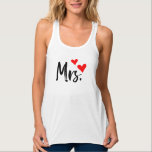 Mrs. Tank Top - Niedlich & modern Herzdesign<br><div class="desc">Feiern Sie Liebe und wilden Stolz mit diesem charmanten "Mrs." Panzertop, mit spielerischen Rotherzen und einem schlichten schwarzen Drehbuch. Ideal für Bräute, Jungvermählte, Jubiläen oder einfach nur für Ihre fröhliche Stilgabe. Dieser weiche, atemberaubende Tank eignet sich hervorragend für Trainings, Bachelorettenausflüge oder lässige Ausblicke im Alltag. Eine lustige und sinnvolle Geschenkidee...</div>