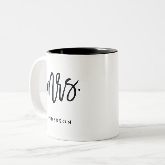 Mrs.Trendy Skript personalisiert Zweifarbige Tasse (Vorderseite Links)