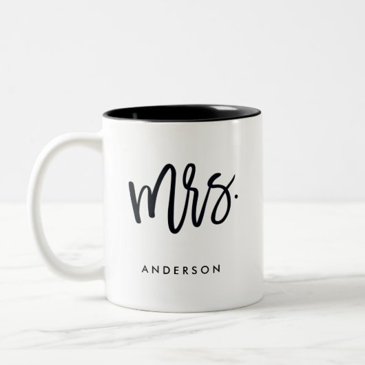 Mrs.Trendy Skript personalisiert Zweifarbige Tasse (Links)