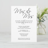 Mrs. und Mrs. Elegant Text Lesbian Wedding Einladung (Stehend Vorderseite)