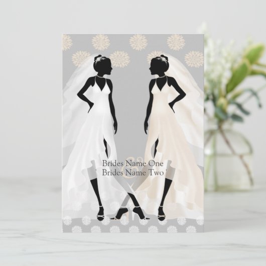 Mrs. und Mrs. Elegant Wedding Dress and Blume Einladung (Stehend Vorderseite)