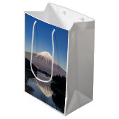 Mt Fuji Lake Reflection Mittlere Geschenktüte (Vorderseite Schrägansicht)