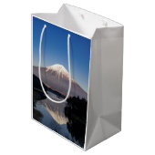 Mt Fuji Lake Reflection Mittlere Geschenktüte (Rückseite Schrägansicht)