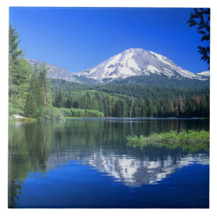 Mt. Lassen erhebt sich über den Manzanita-See Fliese