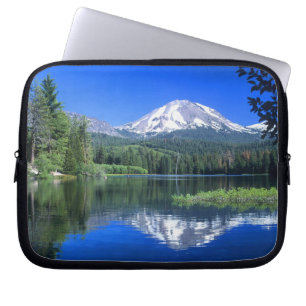 Mt. Lassen erhebt sich über den Manzanita-See Laptopschutzhülle