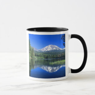 Mt. Lassen erhebt sich über den Manzanita-See Tasse