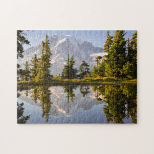 Mt. Rainier, gespiegelt in einem Bergsee nahe Plum Puzzle