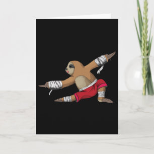 Muay-Thai-Faultier beim Kickboxen als Karate-Tritt Karte