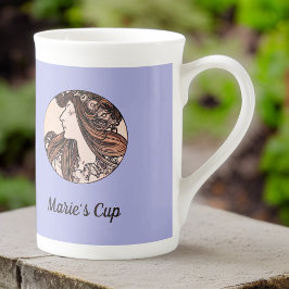 Mucha Art Nouveau Frauen und rosa Blume auf Lila Porzellantasse