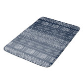 Mudcloth Style Navy Blue und White Tribal Muster Badematte (Schrägansicht)