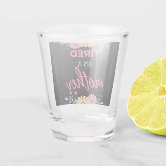 müde als Mutter Schnapsglas (Rückseite)
