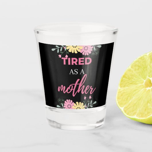 müde als Mutter Schnapsglas (Vorderseite)