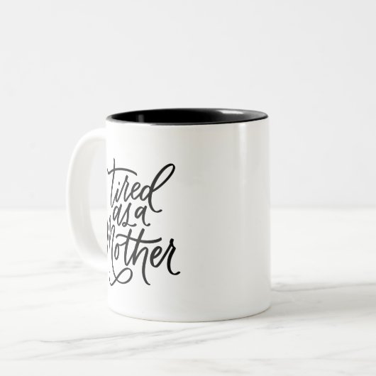 Müde als Mutter Zweifarbige Tasse (Vorderseite Links)
