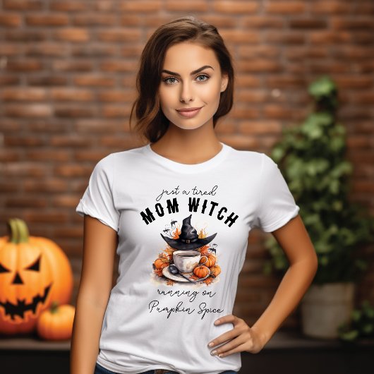 Müde Mama Hexenhut und Kürbisspice-Kaffee T-Shirt