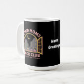 Müde Mamas Buchklub läuft auf Kaffee und Chaos Kaffeetasse (Vorderseite Links)