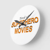 Müde von Superhelden Runde Wanduhr (Winkel)