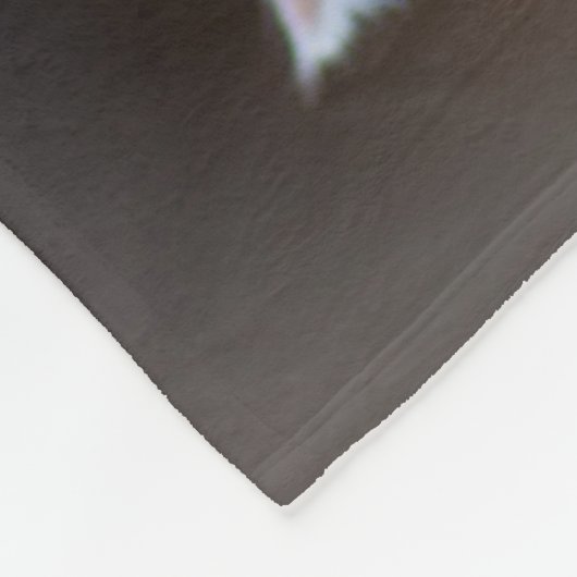 Müdes beige und weißes Kätzchen Fleecedecke (Ecke)