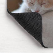 Müdes beige und weißes Kätzchen Mousepad (Ecke)