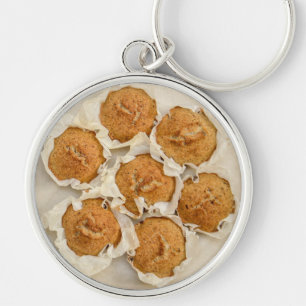 Muffinblech mit gourmet Muffins in Pergamentpapier Schlüsselanhänger