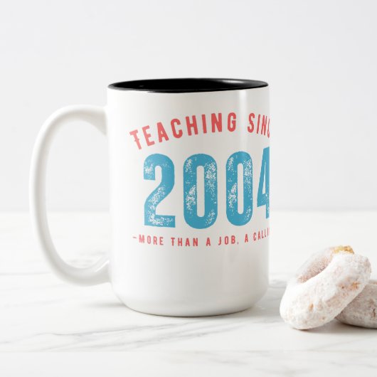 Mug for teacher | Teaching since 2004 Zweifarbige Tasse (Mit Donut)
