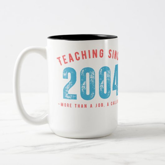 Mug for teacher | Teaching since 2004 Zweifarbige Tasse (Links)