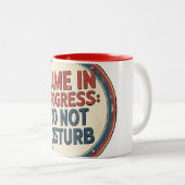 MUG "GAME IN ROGRESS - DO NOT DISTURB". ZWEIFARBIGE TASSE (VorderseiteRechts)