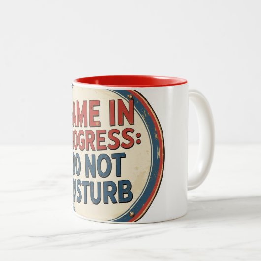 MUG "GAME IN ROGRESS - DO NOT DISTURB". ZWEIFARBIGE TASSE (VorderseiteRechts)