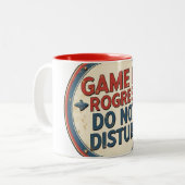 MUG "GAME IN ROGRESS - DO NOT DISTURB". ZWEIFARBIGE TASSE (Vorderseite Links)