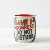 MUG "GAME IN ROGRESS - DO NOT DISTURB". ZWEIFARBIGE TASSE (Mittel)