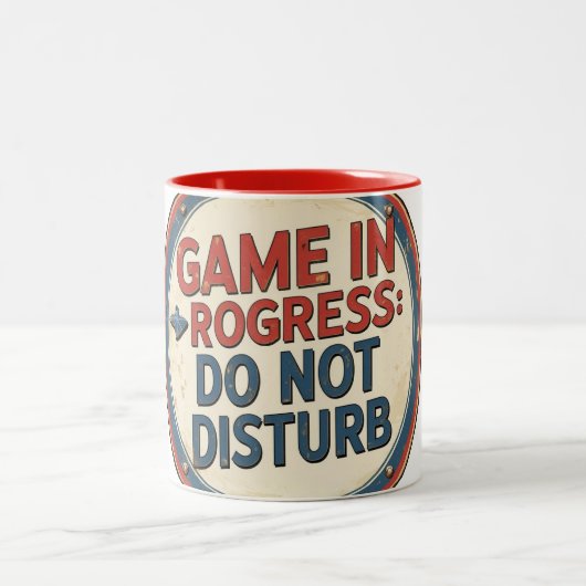MUG "GAME IN ROGRESS - DO NOT DISTURB". ZWEIFARBIGE TASSE (Mittel)