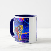 Mug mit starkem Tiger unter einem Sternenhimmel. Tasse (Vorderseite Links)