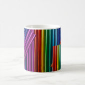 Mug mit stilisiertem Farblichtbogendesign. Kaffeetasse (Mittel)