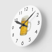 Mug of Beer Runde Wanduhr (Winkel)
