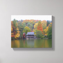 Mühle auf einem See im Herbst