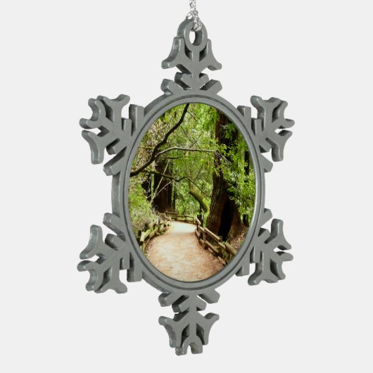 Muir Woods Path II Naturfotografie Schneeflocken Zinn-Ornament (Links)