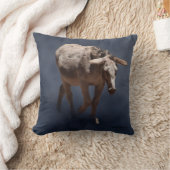 Mule auf Smokey Grau Hintergrund Kissen (Decke)