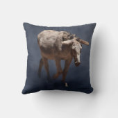 Mule auf Smokey Grau Hintergrund Kissen (Rückseite)