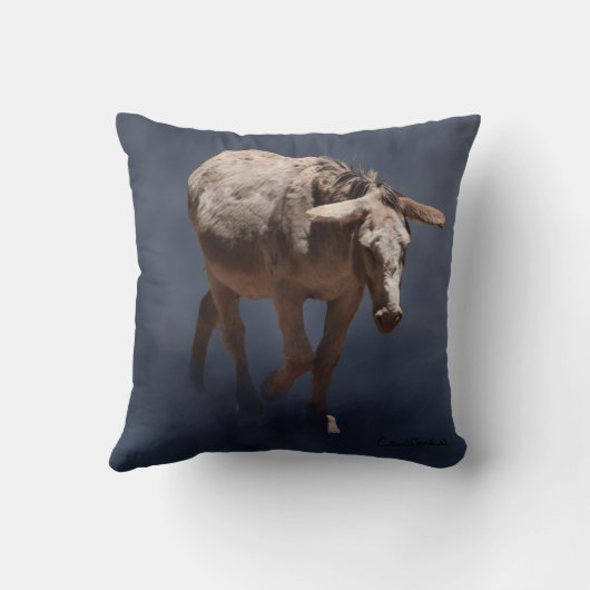 Mule auf Smokey Grau Hintergrund Kissen (Rückseite)