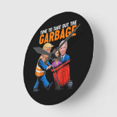 Müll für Trump 2024 Funny Time, Garb zu entfernen Runde Wanduhr (Winkel)