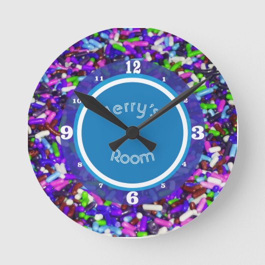 Multi-Colored Candy Sprinkles Monogrammed Runde Wanduhr (Vorderseite)