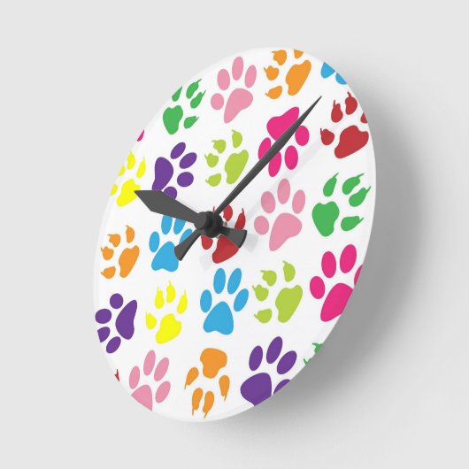 Multi-Colored Paw Prints Runde Wanduhr (Winkel)