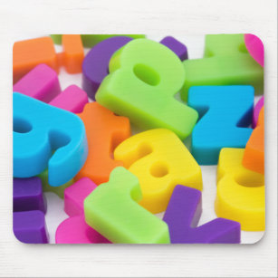 multi farbiges Alphabet beschriftet Mousepad