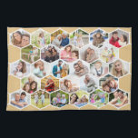 Multi Foto 28 Picture Honey Beige Honeycomb Geschirrtuch<br><div class="desc">Erstellen Sie Ihr eigenes Foto Küchenhandtuch. Die Fotovorlage ist für Sie das Set, 28 Ihrer Lieblingsfotos aus der Familie hinzuzufügen, die in Hexagon-Formen dargestellt werden, um ein Wabenmuster zu bilden. Das Design ist in einer neutralen Farbpalette aus warmen Honigbeige und Weiß gehalten. Für alternative Farben, durchsuchen Sie bitte meinen Shop...</div>