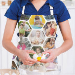 Multi Foto Collage Einfaches modernes Hexagon-Must Schürze<br><div class="desc">Multi Foto Collage Simple Modern Hexagon Honeycomb Muster Personalisiert Kitchen Apronsbietet eine Foto Collage Ihrer Lieblings-Fotos in einer Hexagon-Form. Perfekt für Geschenke zum Geburtstag,  Weihnachten,  Muttertag,  Vatertag,  Großeltern,  Bruder,  Schwester,  beste Freundin und mehr. FOTO TIPP: Zentrieren Sie Ihre Fotos vor dem Hochladen nach Zazzle. Entworfen von ©Evco Studio www.zazzle.com/store/evcostudio</div>