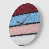 Multicfarbene Stripwolle: Stoffgewebe. Große Wanduhr (Winkel)
